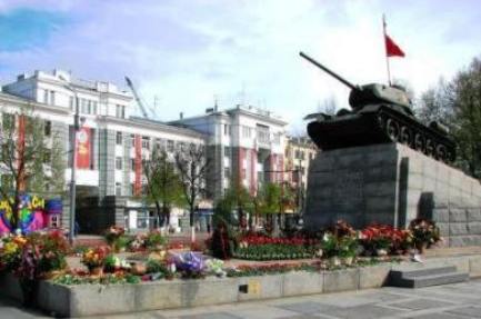 Центр города Орла. Площадь Мира. Сквер танкистов. Слева здание, на котором было установлено знамя победы за город Орел