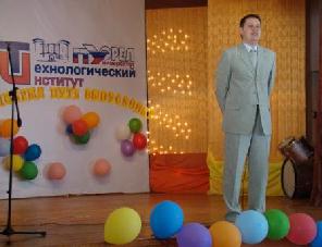 Декан факультета среднего профессионального образования Жарких Евгений Владимирович на 
вручении дипломов 2008 года выпуска.